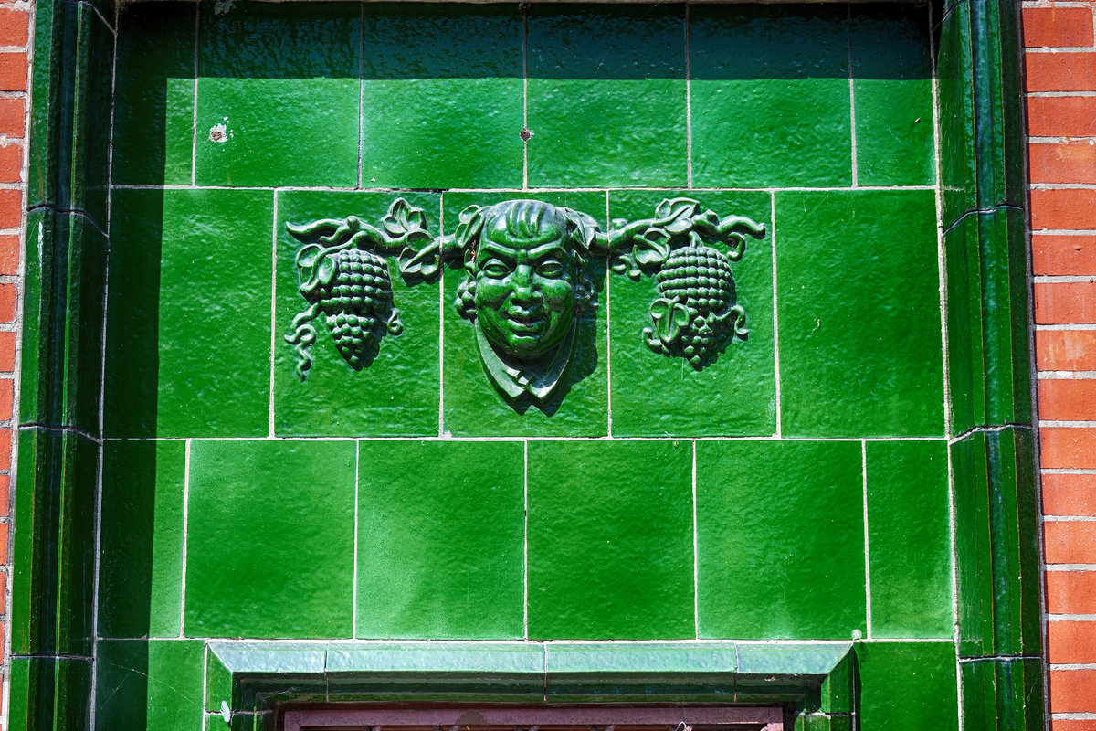 Dekoration auf dem neugotischen Rathaus (ratusz) von Lębork (Lauenburg in Pommern). Aufnahme: 19. August 2020.