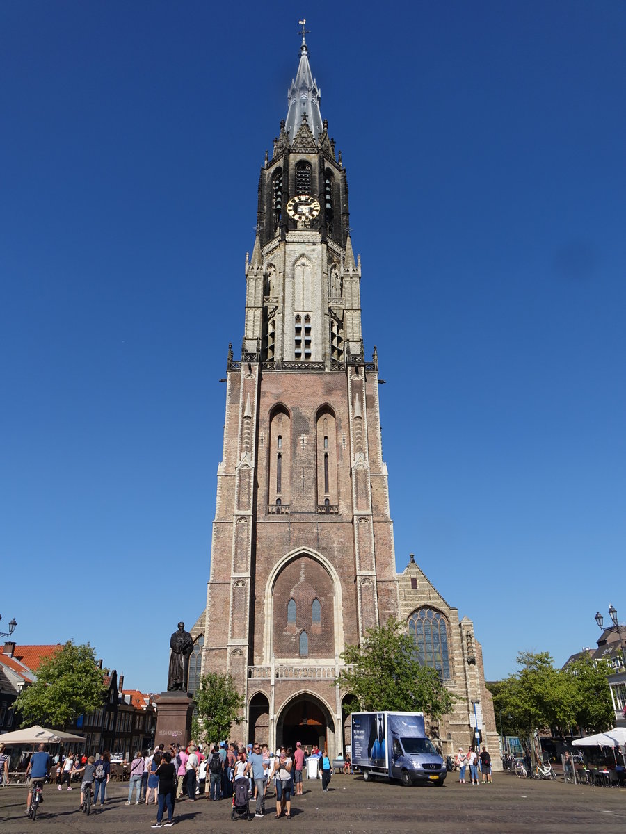 Delft, Nieuwe Kerk am Markt, erbaut von 1384 bis 1496, 108 Meter hoher Turm mit Glockenspiel der Brder Hemony von 1663 (23.08.2016)