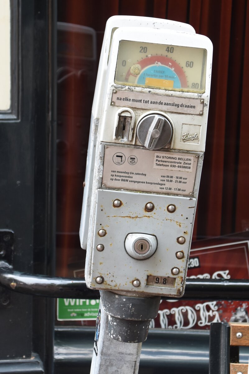 DELFT (Zuid-Holland), 01.06.2025, nicht mehr funktionsf�hig und l�st trotzdem Erinnerungen aus: die klassische Parkuhr, die es auch in Deutschland gab