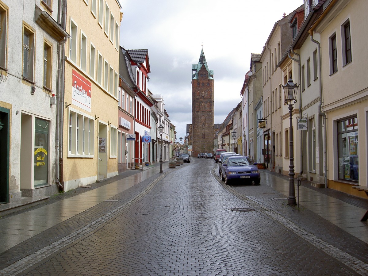 Delitzsch, Breite Strae mit Breitem Turm (31.03.2012)