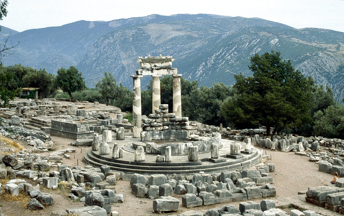 Delphi: Tholos im Heiligtum der Athena Pronaia. Bild vom Dia. Aufnahme: Juni 1992.
