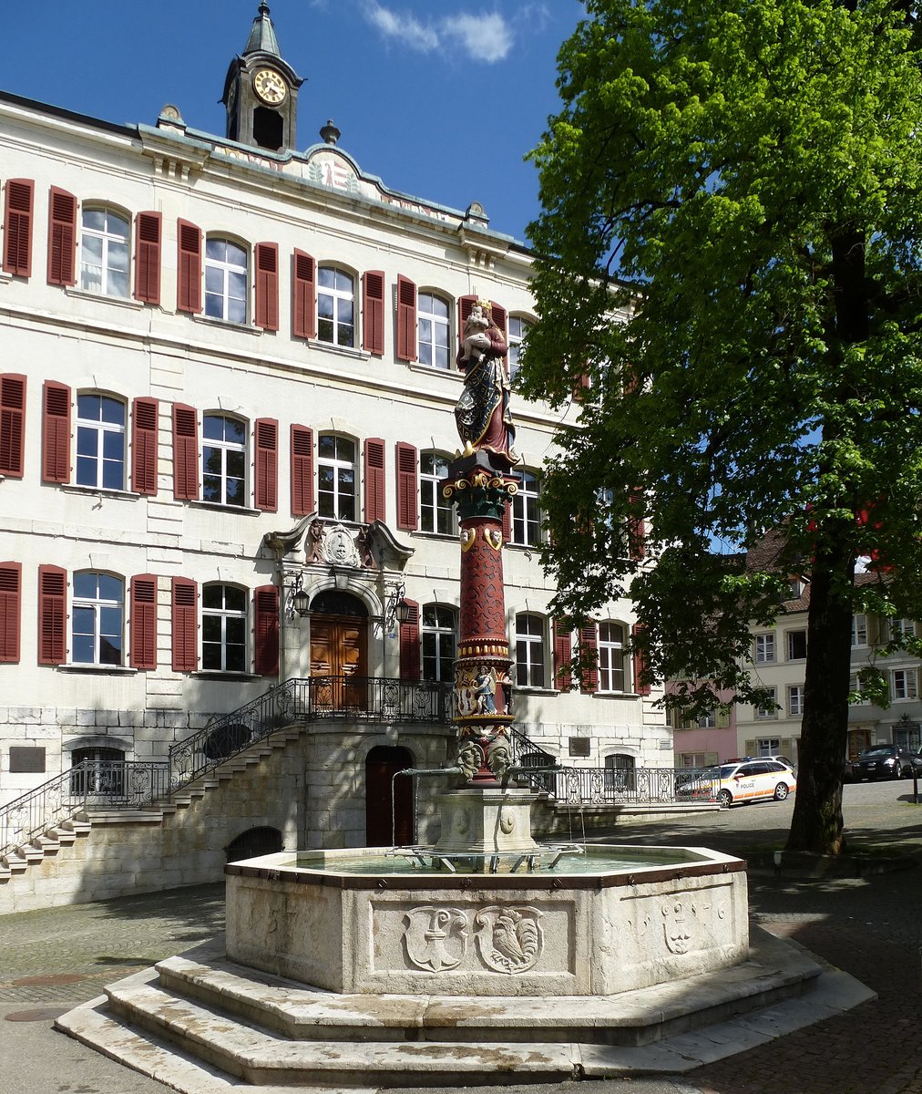 Delsberg, der Brunnen vor dem Rathaus stammt von 1576, Mai 2017