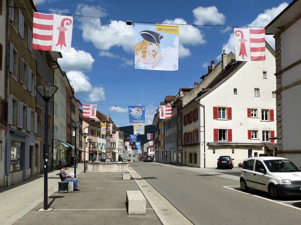 Delsberg (Delemont), Blick in die Strae Rue du 23-Juin im Stadtzentrum, Mai 2017 