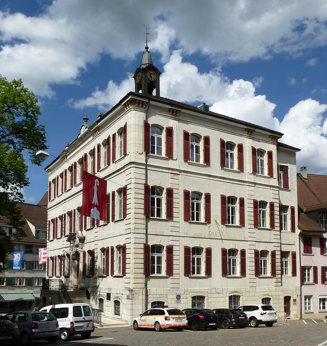 Delsberg (Delemont), das Rathaus der ca.13000 Einwöhner zählenden Hauptstadt des Kantons Jura, erbaut im barocken Stil 1742-45, Mai 2017