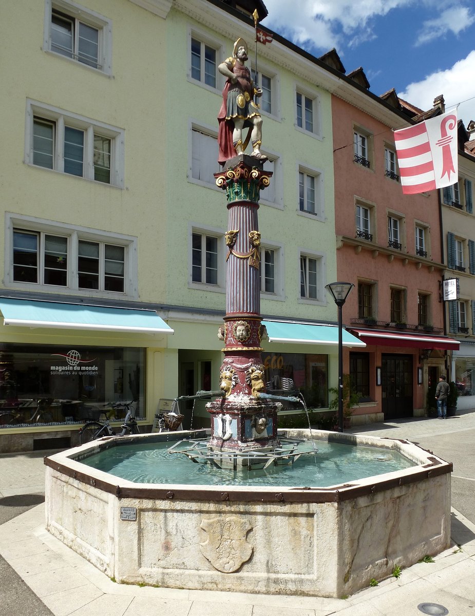 Delsberg,  Figurenbrunnen von 1576 im Stadtzentrum, Mai 2017