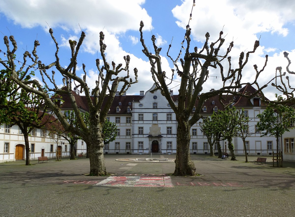 Delsberg, das Schloß, ehemalige Sommerresidenz der Basler Fürstbischöfe, die heutige Form stammt aus dem 18.Jahrhundert, Mai 2017