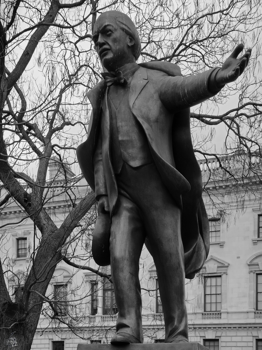 Dem britischen Politiker David Lloyd George wurde diese Bronzestatue gewidmet. (London, Februar 2015)