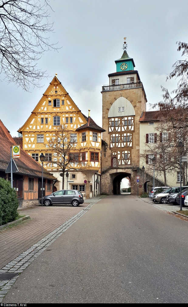 Dem Stadtarchiv der Stadt Markgrningen (Kreis Ludwigsburg) schliet sich das Obere Tor (rechts) an.
(Smartphone-Aufnahme)
[14.3.2020 | 15:32 Uhr]