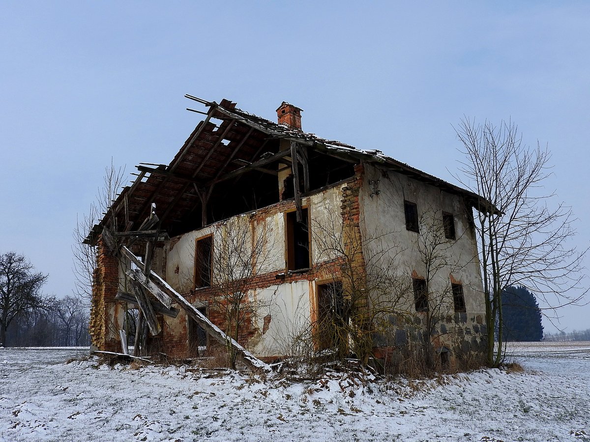 Dem Verfall preisgegeben, fristet dieses alte Wohnhaus in der Nhe von Schrding/O vor sich hin;180303