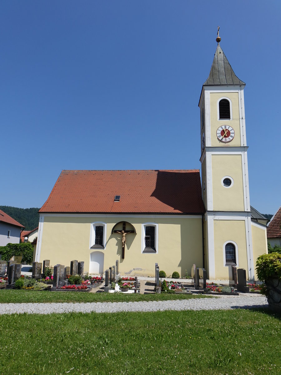 Demling, kath. Pfarrkirche St. Andreas, Saalbau mit eingezogenem Chor und Flankenturm mit Zwiebelhaube, erbaut im 17. Jahrhundert (02.06.2017)