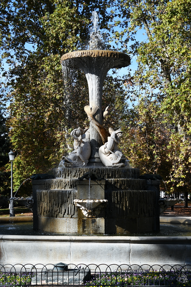 Den Galapagos-Springbrunnen (Fuente de los Galpagos) lie Knig Ferdinand VII. 1832 zur Feier des 1. Geburtstags von Prinzessin Isabella einweihen. (Madrid, November 2022)