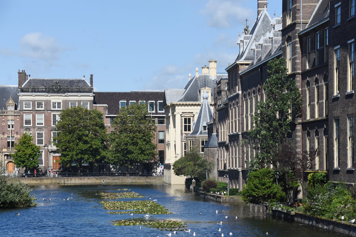 DEN HAAG, 04.08.2017, der Hofteich neben dem Binnenhof, einem mittelalterlichen Gebudekomplex mit Sitz der niederlndischen Regierung