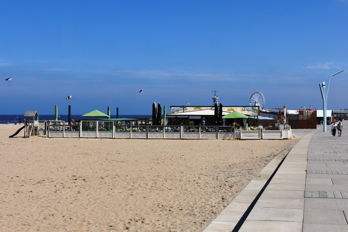 DEN HAAG, Ortsteil Scheveningen, 06.05.2017, Uferpromenade mit Strandcafs