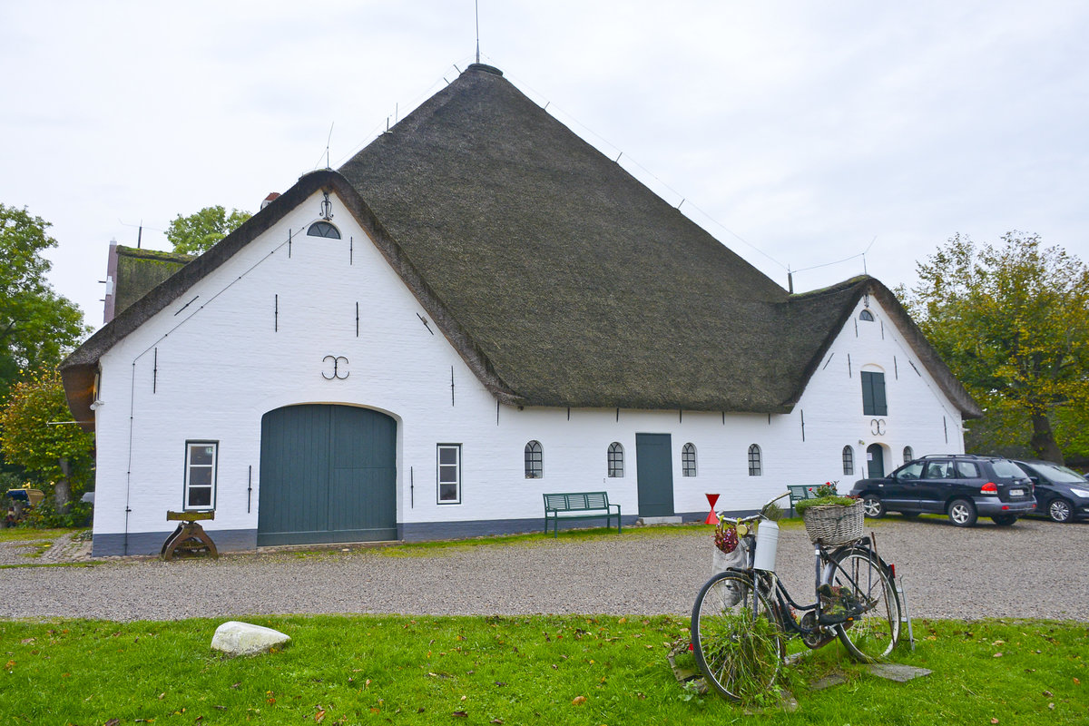 Den Historischen Roten Haubarg findet man in der Nhe von Witzwort auf halber Strecke zwischen Husum und Friedrichstadt. ber die B5 ist er bequem zu erreichen oder auch mit dem Fahrrad ber das gut ausgebaute Fahrradwegenetz. Aufnahme: 20. Oktober 2020.