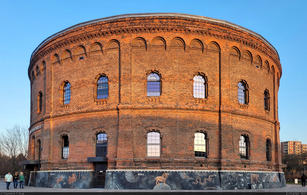 Den Sternen so nah:
Das neue Planetarium von Halle (Saale) befindet sich in einem 1891 erbauten ehemaligen Gasometer. Nachdem das alte Planetarium auf der Pei�nitzinsel dem Hochwasser 2013 zum Opfer fiel, wurde zehn Jahre sp�ter, im M�rz 2023, sein Nachfolger am Holzplatz er�ffnet.

🕓 21.3.2025 | 18:01 Uhr