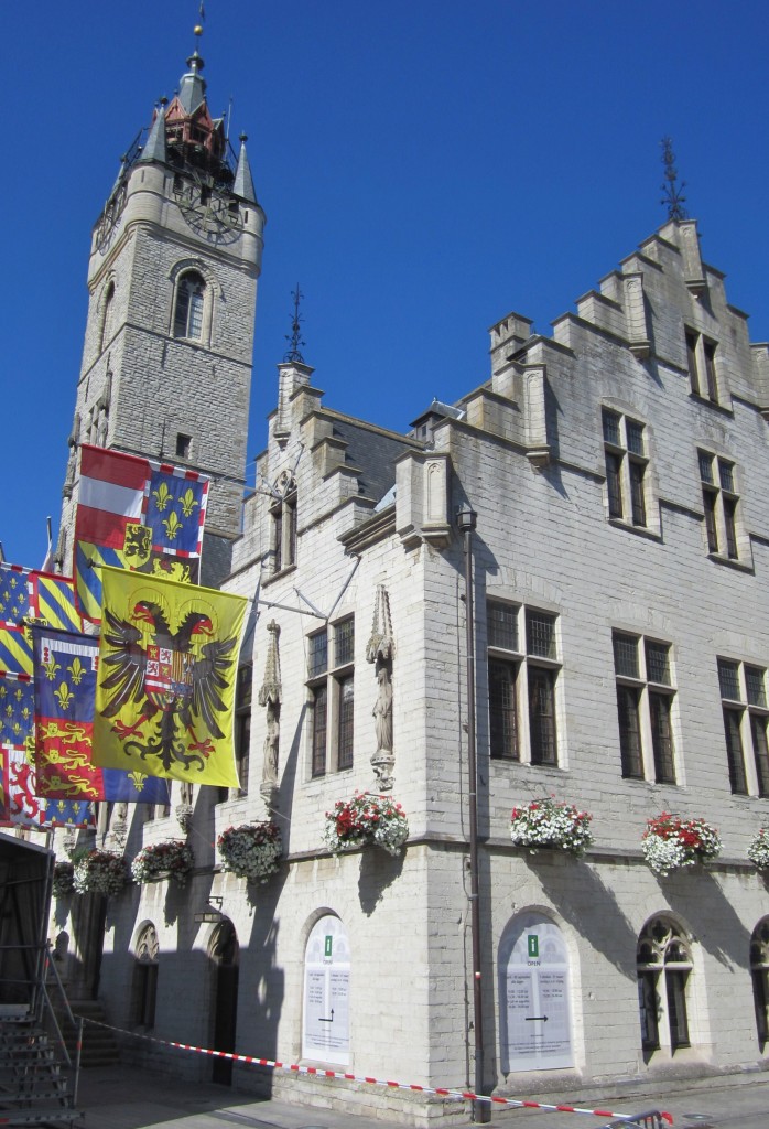 Dendermonde, Rathaus mit Belfried am Grote Markt, erbaut im 14. Jahrhundert (03.07.2014)