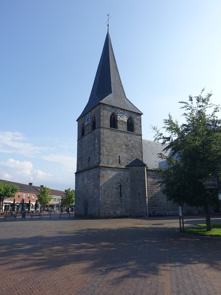 Denekamp, kath. St. Nicolas Kirche, einschiffiges Langhaus aus dem 13. Jahrhundert, Kirchturm 15. Jahrhundert (22.07.2017)