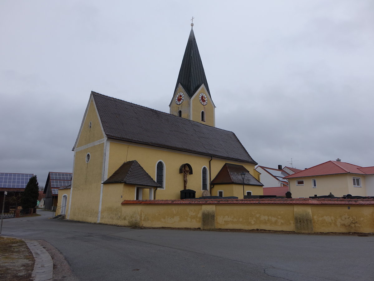 Dengling, Katholische Filialkirche St. Markus, Saalbau mit abgewalmtem Satteldach und Flankenturm mit Spitzdach, Langhaus romanisch, im 18. Jahrhundert verlngert, Chor sptgotisch (28.02.2017)