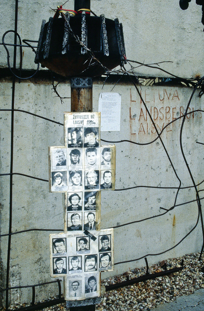 Denkmal am Fernsehturm in Wilna (Vilnius) in Litauen. Am 13. Januar 1991 rollten sowjetische Panzer nach Vilnius ein und wollten neben dem Parlament auch den Fernsehturm besetzen. Mehrere Zivilisten, die eine Menschenkette um den Turm bildeten, wurden von den Panzern berrollt. Bild vom Dia. Aufnahme: Mrz 1995.