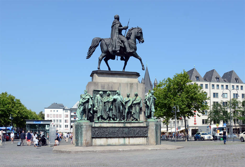 Denkmal am Heumarkt in Kln mit der Inschrift:  Dem Koenige Friedrich Wilhelm III - Die dankbaren Rheinlnder 1865  - 31.07.2014