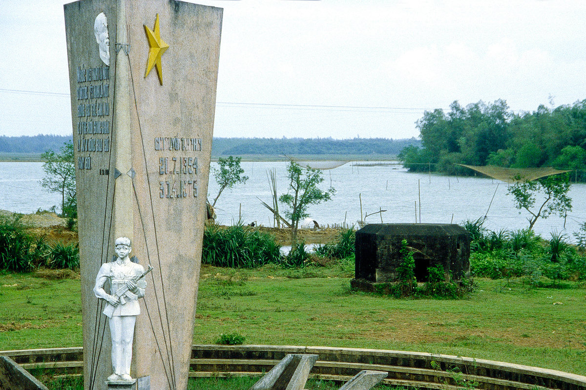 Denkmal an der ehemaligen Demarkationslinie zwischen Nord- und Sdvietnam bei Tn M. Bild vom Dia. Aufnahme: Januar 2001.