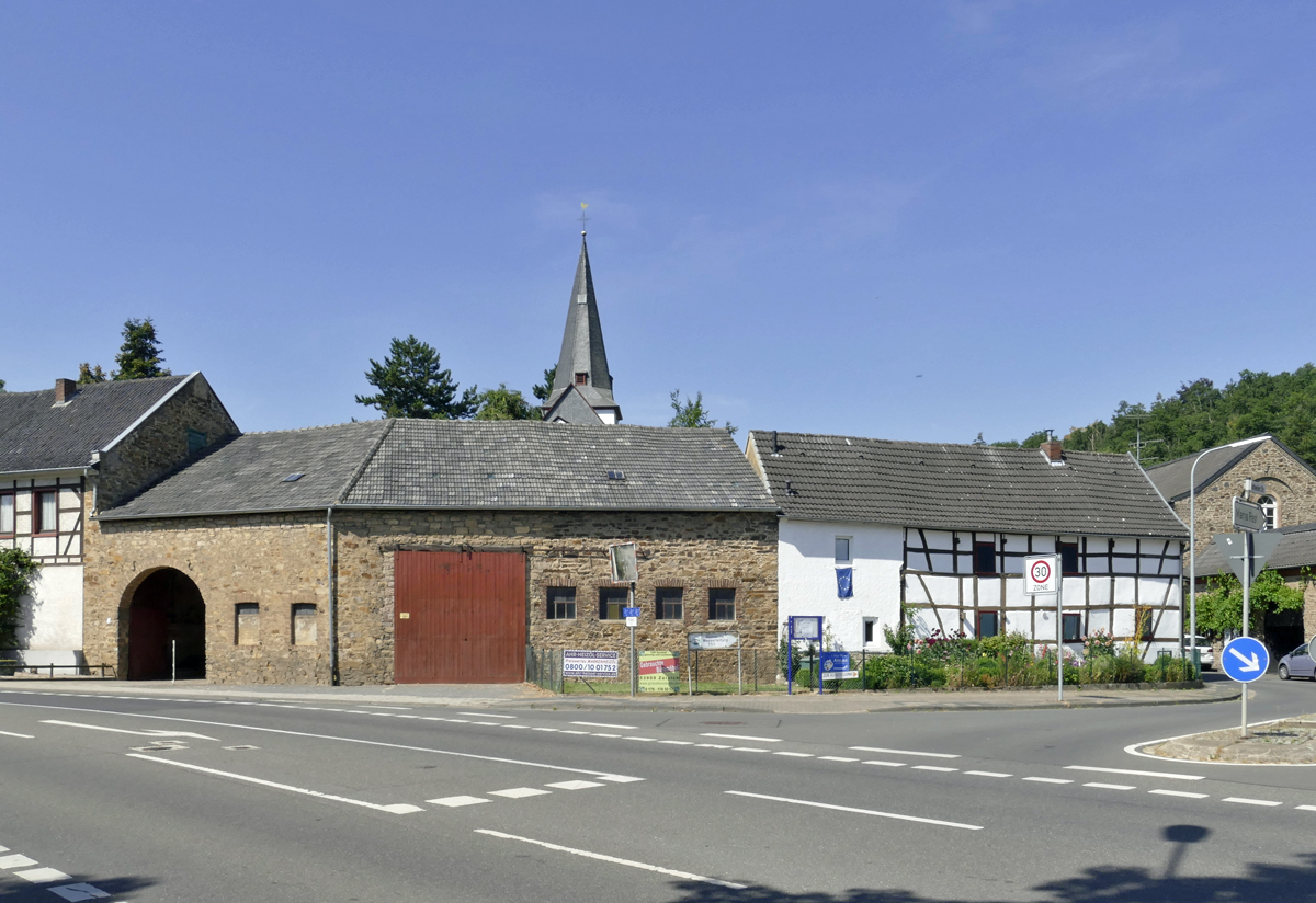 Denkmal  Capitelhof zu Weingarten , seit dem 14. Jahrhundert als Pachthof im Eigentum der Stiftsherren zu Mnstereifel,  urkundlich erwhnt.  Kreuzweingarten 02.08.2018