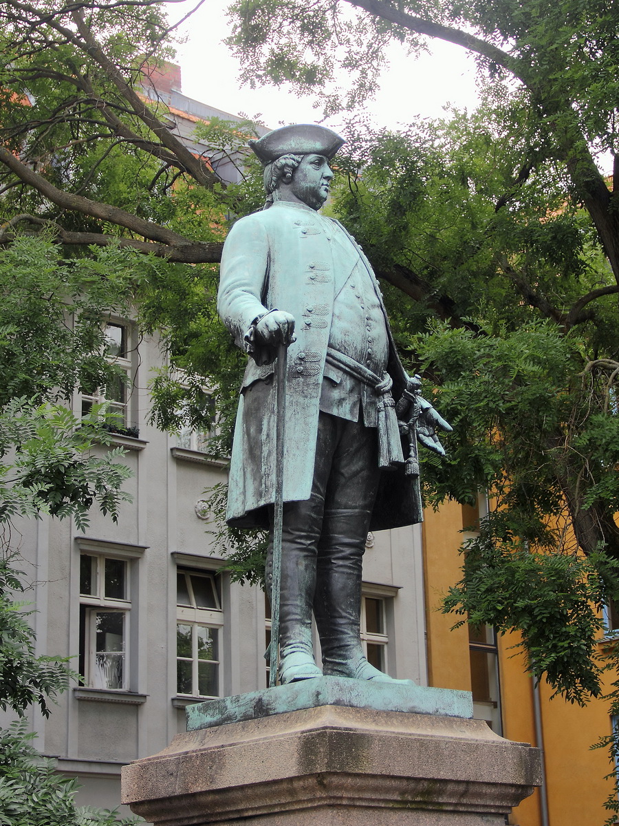 Denkmal Friedrich Wilhelm I in der Kirchgasse im Bhmischen Dorf in Berlin Neuklln am 05. Juli 2017.