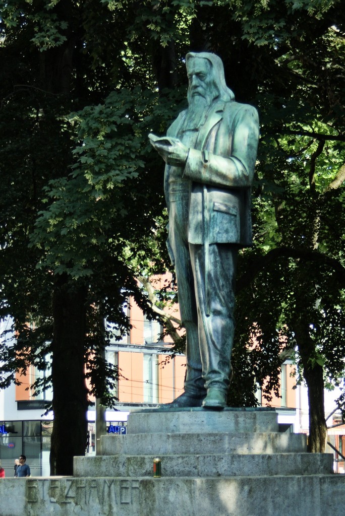 Denkmal fr Franz Stelzhamer im Volksgarten ... aufgenommen am 4.6.2014