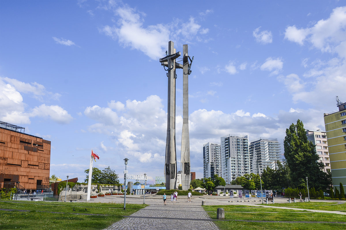 Denkmal der gefallenen Werftarbeiter am Eingang zur Danziger Werft. Drei hohe Kreuze erinnern an die ersten drei Arbeiter, die 1970 bei Streikaktionen ihr Leben gelassen hatten. Aufnahme: 13. August 2019.