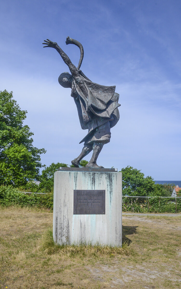 Denkmal in Gilleleje zum Gedenken an die groe Rettung der dnischen Juden von Dnemark nach Schweden im Oktober 1943. Durch die Rettung der dnischen Juden im Oktober 1943 wurden 7.220 von damals 7.800 dnischen Juden sowie 686 nichtjdische Ehepartner auf dem Seeweg ins benachbarte neutrale Schweden bergesetzt. Die Aktion ist in der Geschichte der im Zweiten Weltkrieg nationalsozialistisch besetzten Gebiete in Europa ein einmaliges Beispiel. Sie wurde durch den deutschen Diplomaten Georg Ferdinand Duckwitz und das koordinierte Vorgehen zahlreicher dnischer Helfer mglich und verhinderte den Mord an Tausenden von Juden im Zuge des Holocaust.
Aufnahme: 23. Juni 2023.