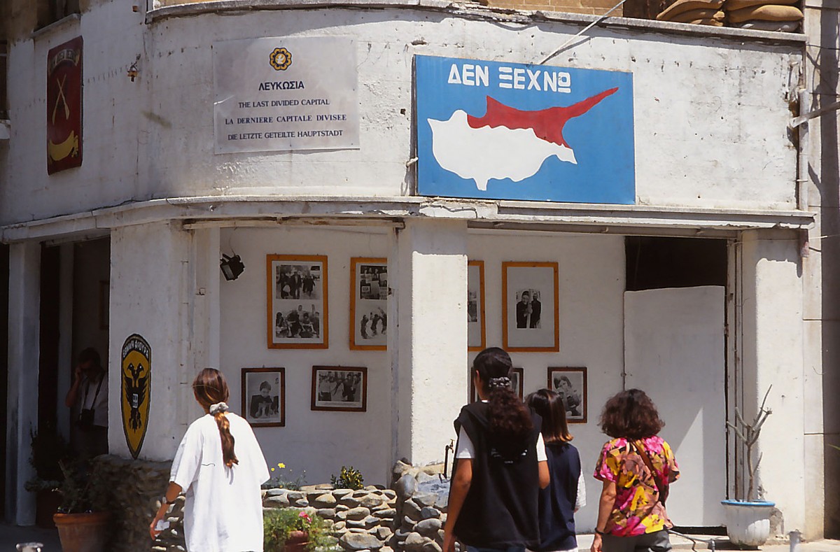 Denkmal in Nicosia. In seinem Verlauf wurde im Sommer 1974 der Norden der Insel (und damit ein Drittel des Staatsgebietes der Republik Zypern) von trkischen Streitkrften besetzt, nachdem griechische Putschisten den Anschluss Zyperns an Griechenland durchsetzen wollten. Aufnahme: April 1995 (eingescanntes Dia).