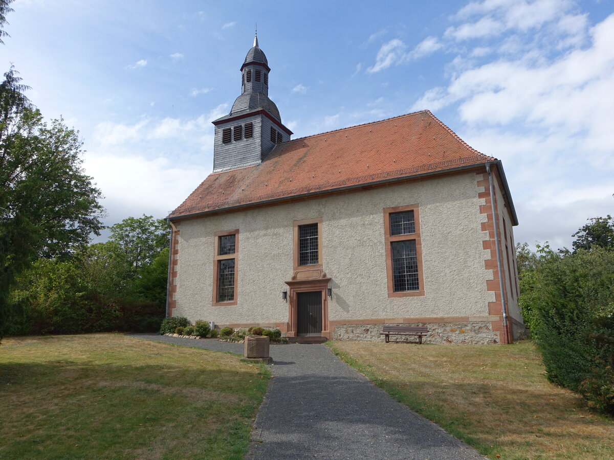 Densberg, evangelische Kirche, der Saalbau mit einem Haubendachreiter wurde 1806 erbaut (05.08.2022)