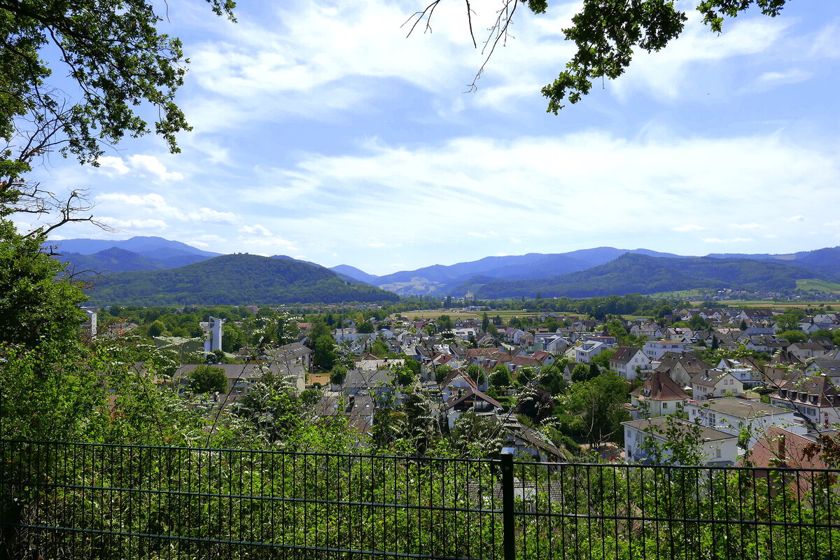 Denzlingen, Blick vom Aussichtspunkt auf dem Mauracher Berg Richtung Osten ber die Stadt zum Schwarzwald, Juli 2022