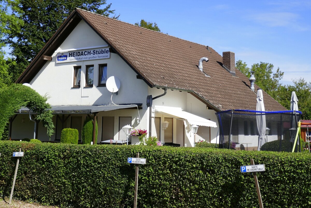 Denzlingen, das Heidach-Stble, Speiselokal mit Terrasse auerhalb des Ortes am Heidachsee, Sept.2022