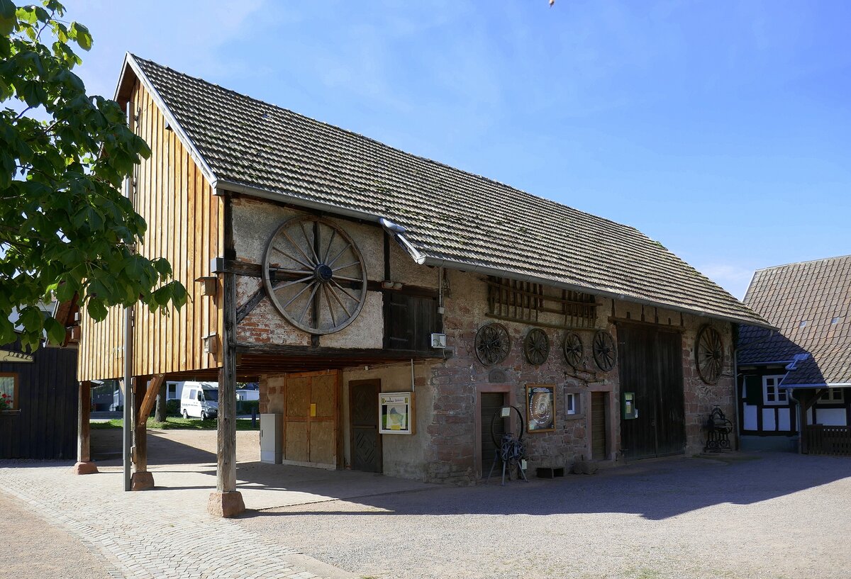 Denzlingen, das  Heimethues -Museum, Stall und Scheune mit Gertschaften und Werkzeugen, Sept.2023