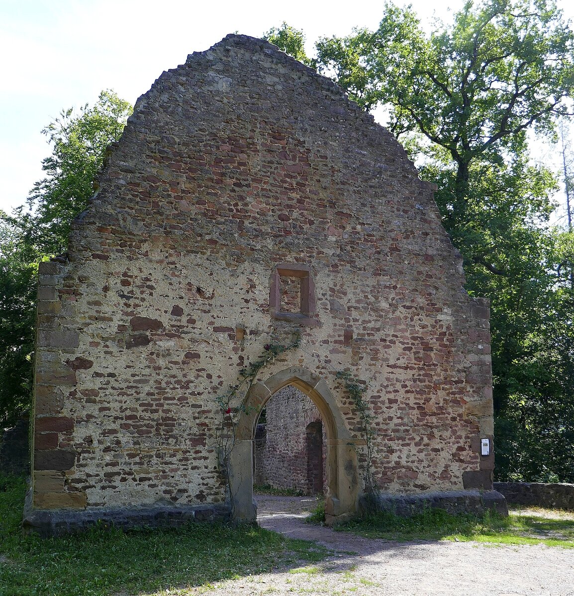 Denzlingen, die Kirchenruine auf dem Mauracher Berg am Nordrand der Stadt, erbaut 1497, Juli 2022