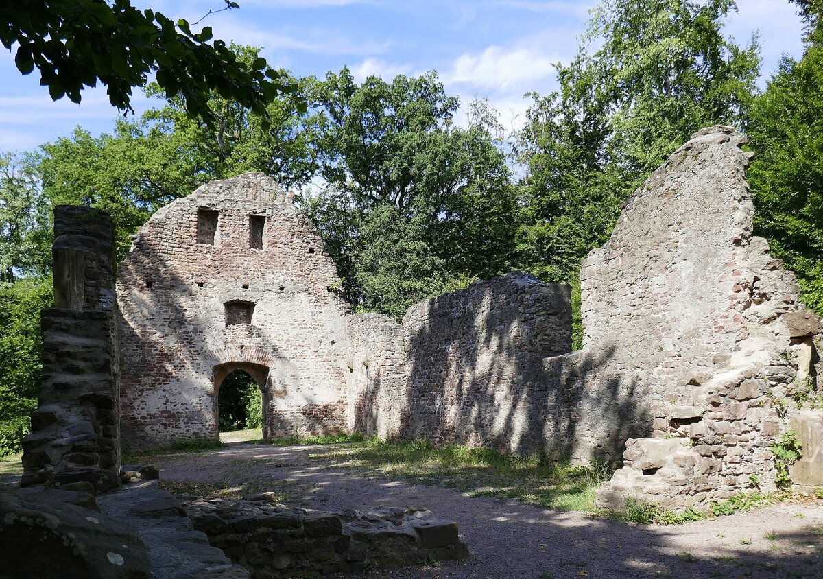 Denzlingen, die Kirchenruine auf dem Mauracher Berg, Blick in das Gebudeinnere, Juli 2022