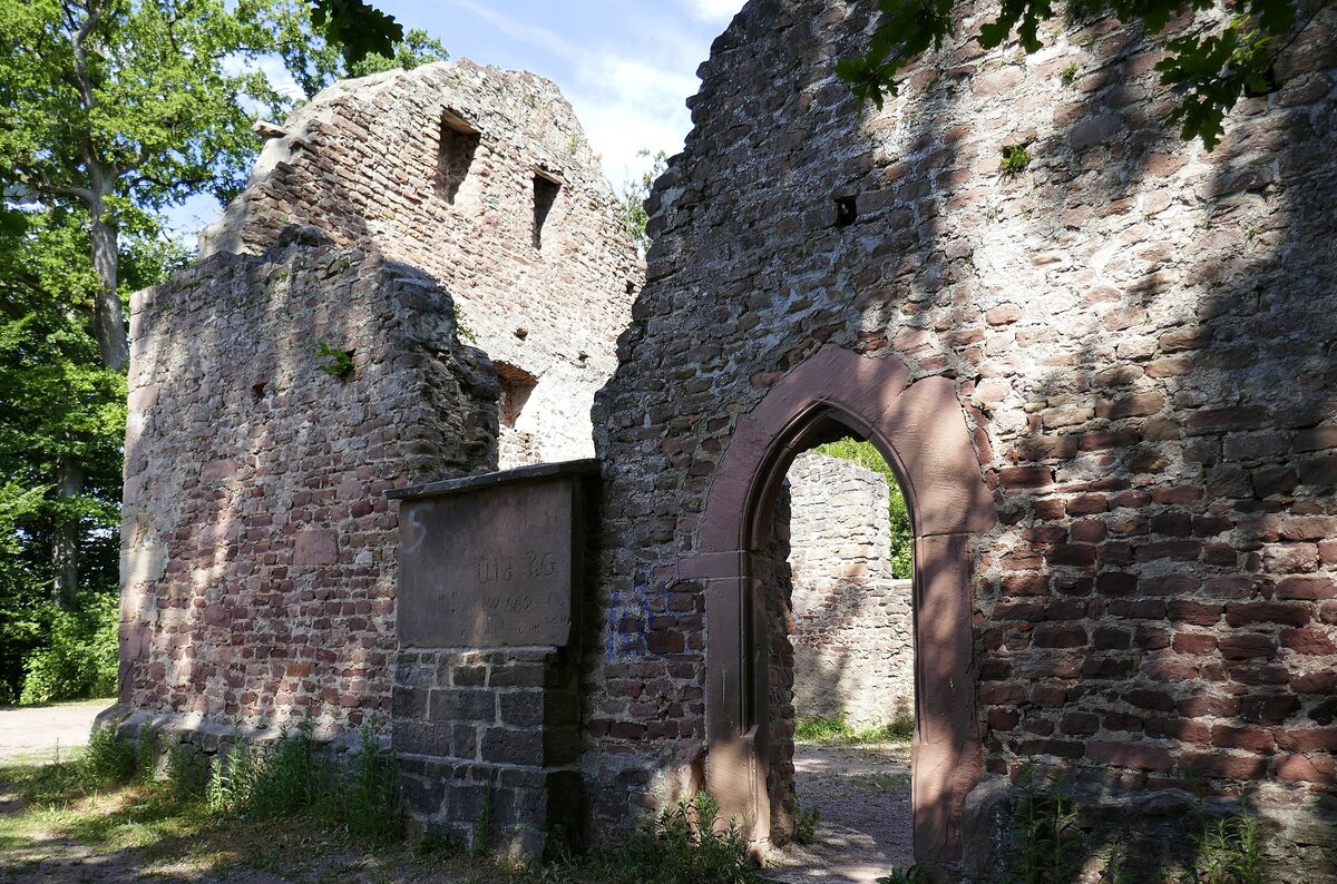 Denzlingen, die Ruine der Severinskapelle auf dem Mauracher Berg, erbaut 1497, Juli 2022