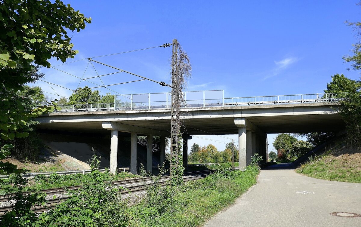 Denzlingen, die Straenbrcke der B294 berquert die zweigleisige Rheintalbahn, Sept.2022