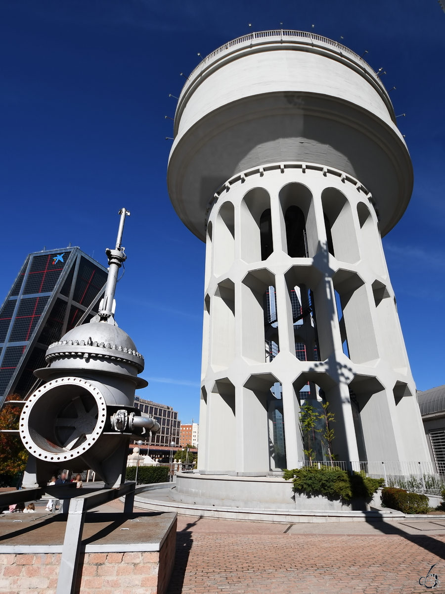 Der 1. Wasserturm am Plaza Castilla (Depsito de Plaza Castilla) wurde zwischen 1907 und 1911 erbaut. Dies ist der zweite Wasserturm, welcher von 1939 bis 1950 in Betrieb war. (Madrid, November 2022)