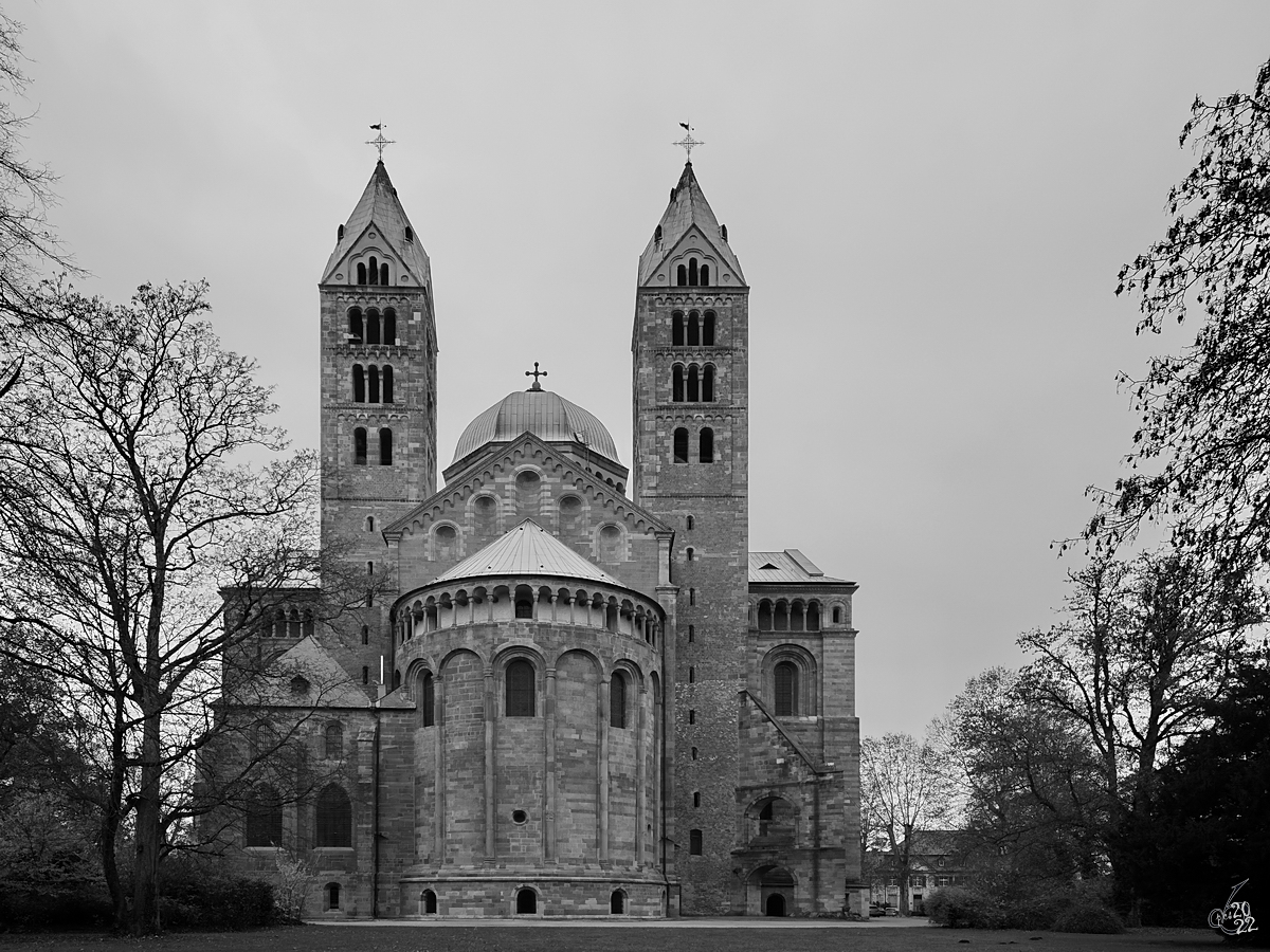 Der im 11. Jahrhundert errichtete Dom zu Speyer zählt zu den drei romanischen Kaiserdomen in Deutschland. (Dezember 2014)
