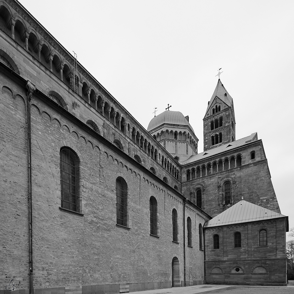 Der im 11. Jahrhundert errichtete Dom zu Speyer diente ber Jahrhunderte als Grabsttte fr Kaiser. (Dezember 2014)