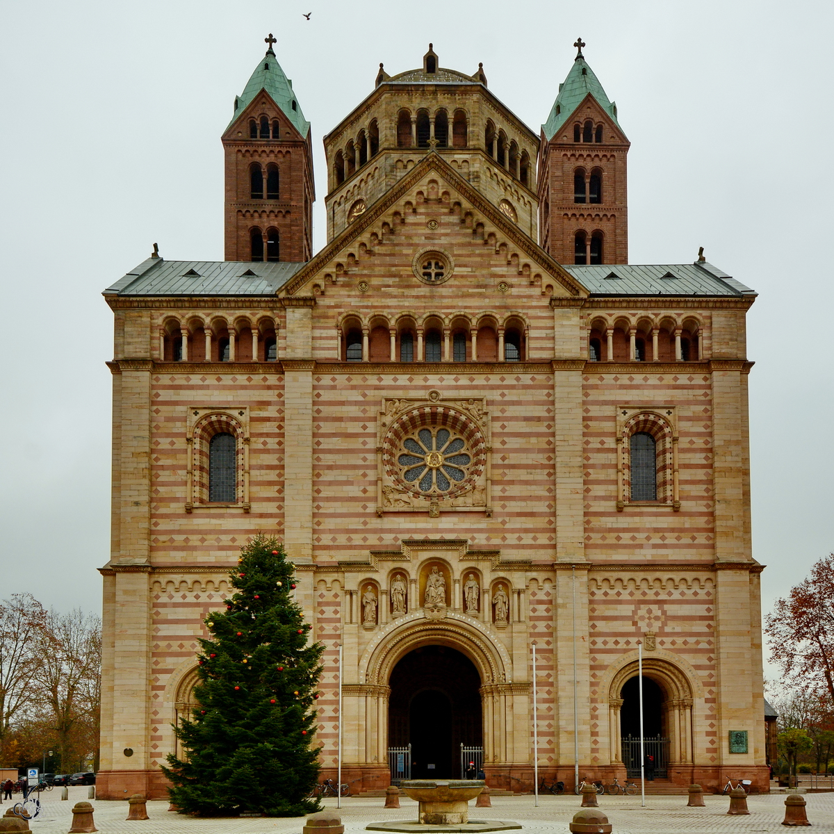 Der im 11. Jahrhundert errichtete Dom zu Speyer zhlt zu den drei romanischen Kaiserdomen in Deutschland. (Dezember 2014)