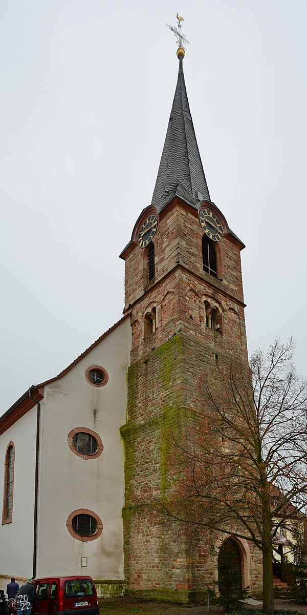 Der im 12. Jahrhundert aus kleinteiligen Bruchsteinmauerwerk errichtete Kirchturm gehrt zur Mitte des 19. Jahrhundert erbauten katholischen Kirche St. Remigius. (Diedesfeld, Dezember 2014)
