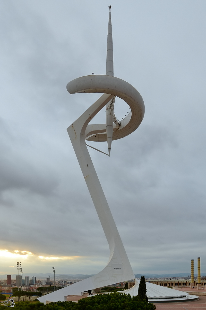 Der 136 Meter hohe Fernsehturm  Torre de comunicacions de Montjuc  (Katalanisch „Kommunikationsturm des Montjuc“) wurde von 1989 bis 1991 anlsslich der Olympischen Spiele in Barcelona errichtet. (Februar 2013)