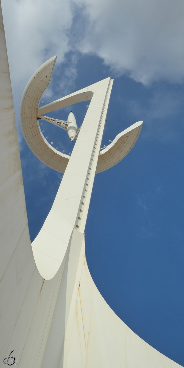 Der 136 Meter hohe Fernsehturm  Torre de comunicacions de Montjuc  (Katalanisch „Kommunikationsturm des Montjuc“) wurde von 1989 bis 1991 anlsslich der Olympischen Spiele in Barcelona errichtet. (Februar 2013)