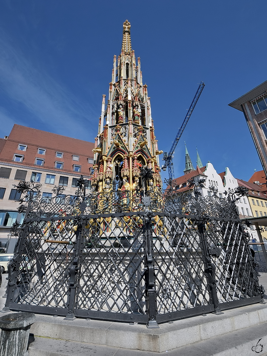 Der 1396 erbaute Schne Brunnen hat die Form einer fialengeschmckten gotischen Kirchturmspitze. (Mai 2017)