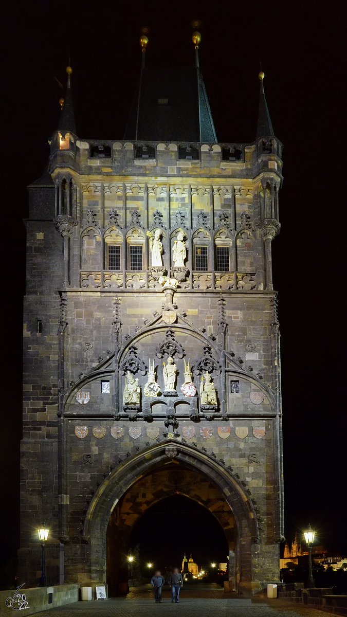 Der im 14. Jahrhundert im gotischen Stil errichtete Altstdter Brckenturm befindet sich am stlichen Ende der Karlsbrcke. (Prag, September 2012)