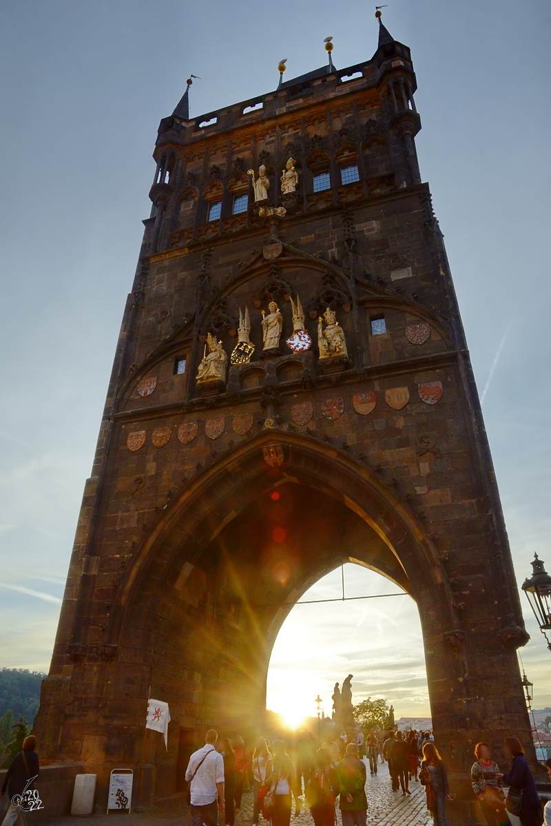 Der im 14. Jahrhundert im gotischen Stil errichtete Altstdter Brckenturm befindet sich am stlichen Ende der Karlsbrcke. (Prag, September 2012)