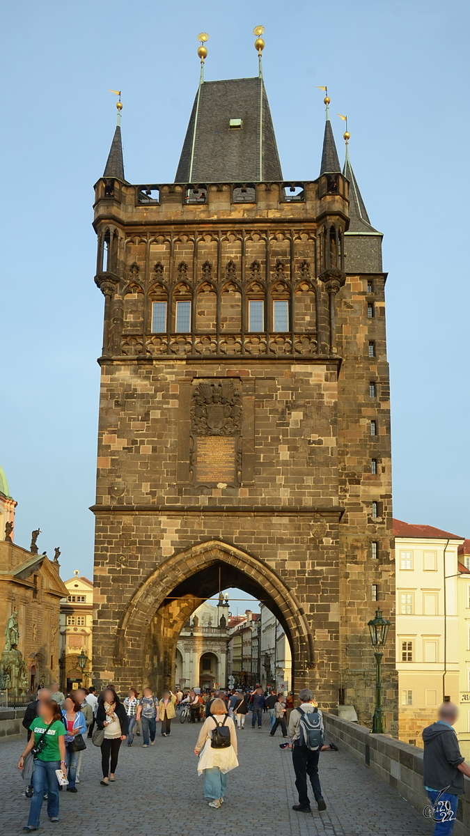 Der im 14. Jahrhundert im gotischen Stil errichtete Altstdter Brckenturm befindet sich am stlichen Ende der Karlsbrcke. (Prag, September 2012)